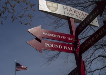 Jueza bloquea temporalmente revocación de permiso para matricular extranjeros de Harvard