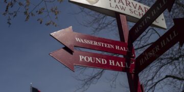 Jueza bloquea temporalmente revocación de permiso para matricular extranjeros de Harvard