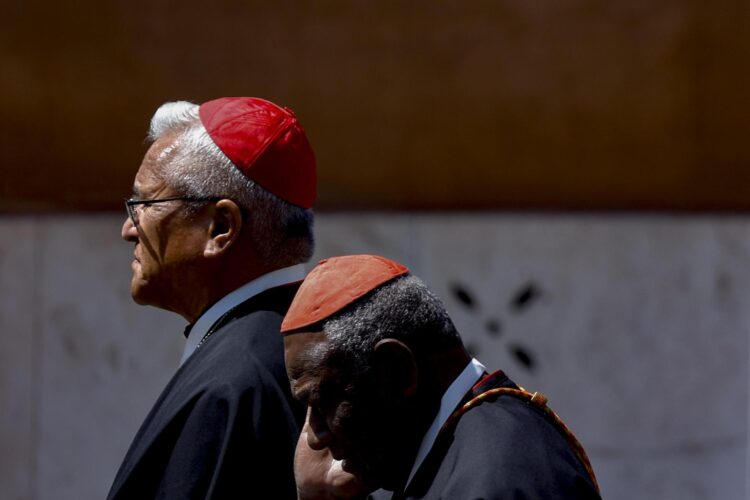 El cardenal Soane Patita Paini Mafi (L) sale de una de las congregaciones para preparar el cónclave que elegirá al papa Francisco. El cónclave más heterogéneo de la historia comenzará el 7 de mayo con cardenales procedentes de 71 países y el menor número de italianos de la historia, EFE/EPA/FABIO FRUSTACI