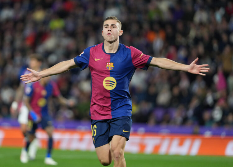 El centrocampista del Barcelona Fermín López celebra tras marcar el segundo gol ante el Valladolid, durante el partido de LaLiga de fútbol que Real Valladolid y FC Barcelona disputaRON en el estadio José Zorrilla. EFE/R. García