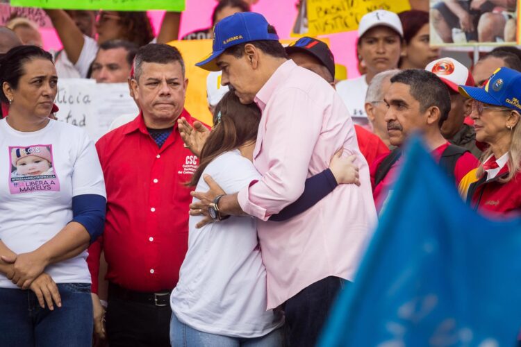 El presidente de Venezuela, Nicolás Maduro, abraza a la madre de Maikelys Espinoza, Yorely Bernal (c), en una manifestación por el Día Internacional del Trabajador este jueves, en Caracas (Venezuela). EFE/ Miguel Gutiérrez
