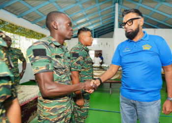 El presidente de Guyana dice que sus tropas están listas para «defender cada pulgada» del país