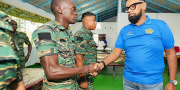 El presidente de Guyana dice que sus tropas están listas para «defender cada pulgada» del país