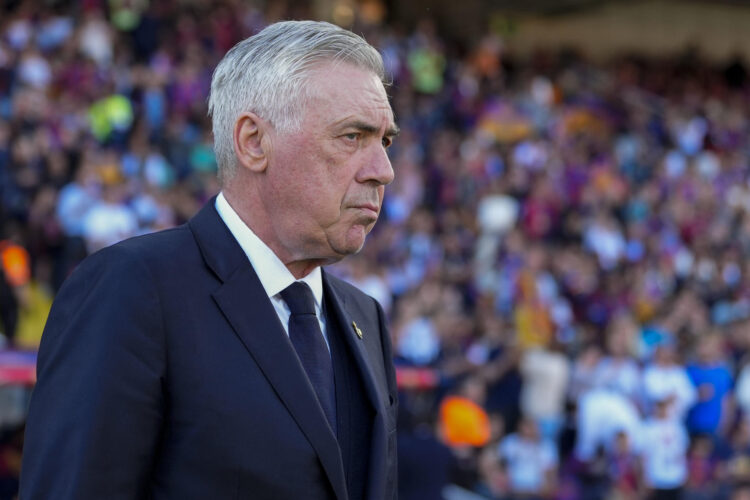 El entrenador del Real Madrid Carlo Ancelotti durante el partido de la jornada 35 de LaLiga EA Sports entre el Barcelona y el Real Madrid, este domingo en el Estadi Olímpic Lluís Companys.-EFE/ Siu Wu