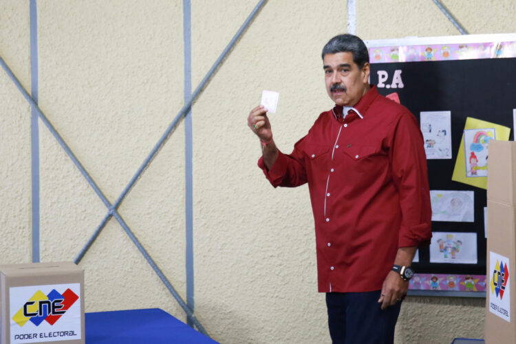 Fotografía cedida por prensa del Palacio de Miraflores de Nicolás Maduro, votando en las elecciones a gobernadores y diputados de la Asamblea Nacional este domingo, en Caracas. EFE/ Prensa Palacio de Miraflores