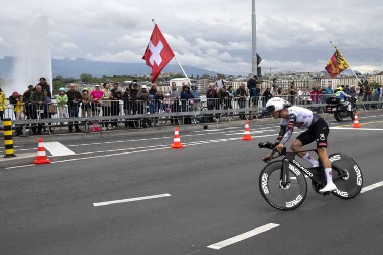 El ciclitya portugués Joao Almeida, del UAE Team Emirates XRG, tras la quinta y última etapa, una contrarreloj de 17,1 kilómetros por Ginebra. EFE/EPA/JEAN-CHRISTOPHE BOTT