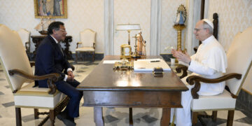 León XIV y Petro dialogan sobre el proceso de paz, las migraciones y el cambio climático