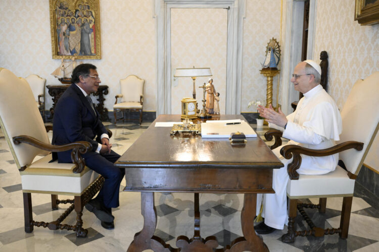 El papa León XIV durante su encuentro con el presidente de Colombia, Gustavo Petro (i) este lunes en el Vaticano. EFE/ Dicasterio de la Comunicación del Vaticano / Mario Tomassetti / SOLO USO EDITORIAL/SOLO DISPONIBLE PARA ILUSTRAR LA NOTICIA QUE ACOMPAÑA (CRÉDITO OBLIGATORIO)
