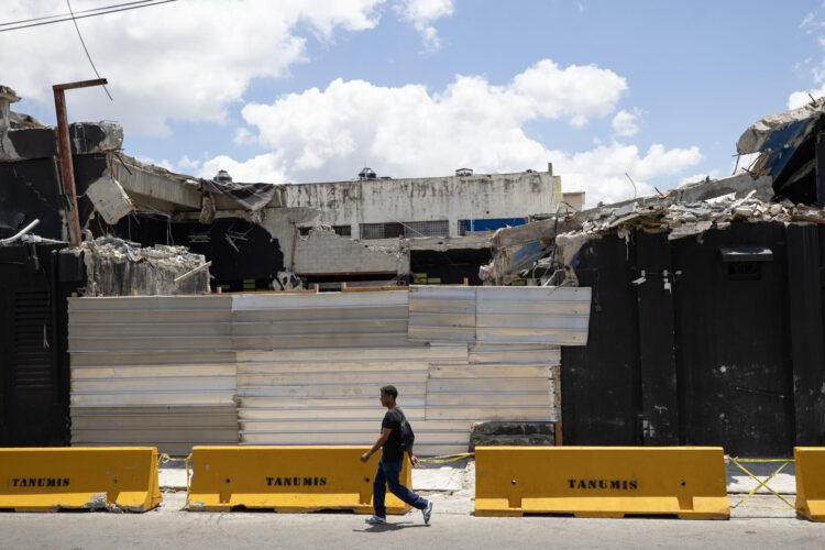 Un hombre camina junto a las ruinas de la discoteca Jet Set este jueves, en Santo Domingo (República Dominicana). EFE/ Orlando Barría