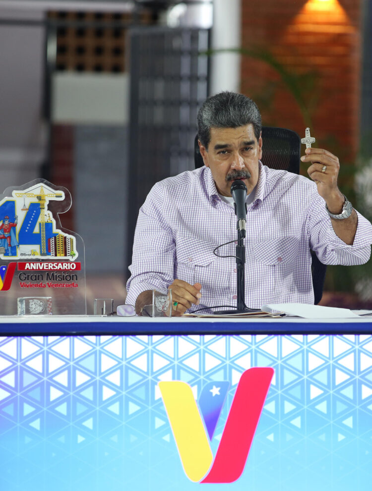 Fotografía cedida por Prensa del Palacio de Miraflores del líder chavista Nicolás Maduro en un acto de gobierno este miércoles, en Ciudad Bolívar (Venezuela).EFE/ Prensa del Palacio de Miraflores