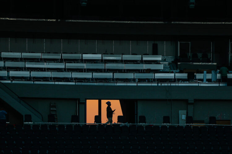Obreros trabajan en las gradas de un estadio en Buenos Aires (Argentina), en una fotografía de archivo. EFE/ Juan Ignacio Roncoroni
