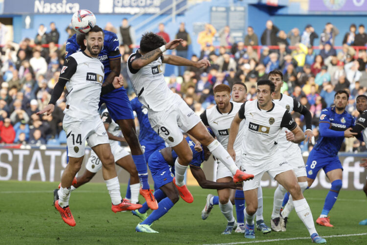 El defensa del Valencia José Luis Gayà (i) cabecea un balón durante el partido de la jornada 11 de LaLiga entre Getafe CF y Valencia CF. EFE/ Juanjo Martín