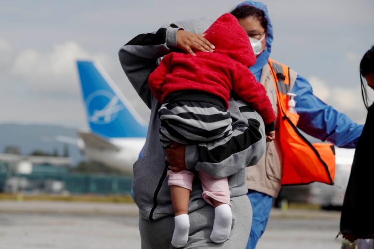Fotografía de archivo de deportados descendiendo de un avión. EFE/ Esteban Biba