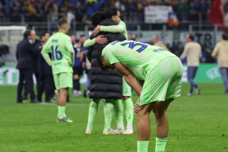 Los jugadores del FC Barcelona después del partido de vuelta de la semifinal de la Liga de Campeones de la UEFA entre el Inter de Milán y el FC Barcelona, en Milán, Italia. EFE/EPA/Roberto Bregani