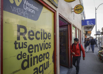 El impuesto a las remesas de EE.UU. angustia hasta a 40 millones de migrantes y sus familias