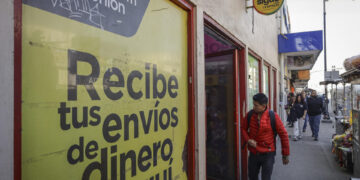 El impuesto a las remesas de EE.UU. angustia hasta a 40 millones de migrantes y sus familias