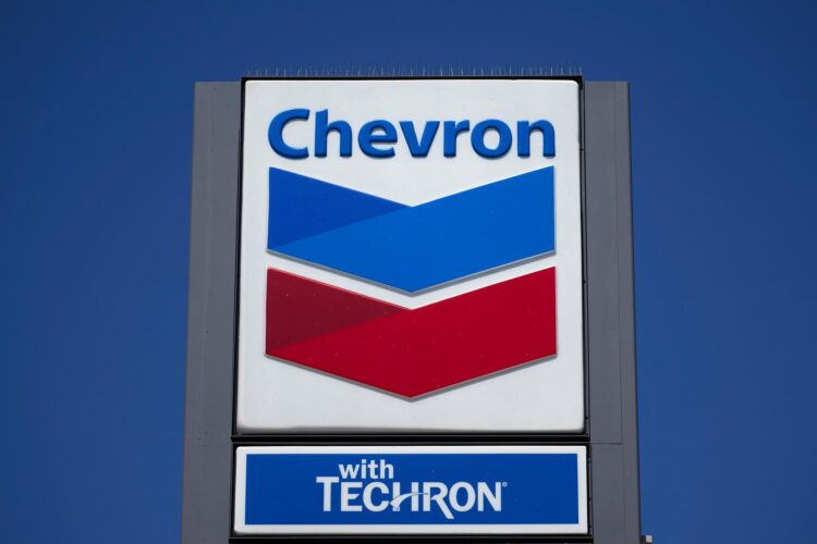 Fotografía de archivo en donde se ve un logotipo de la petrolera estadounidense Chevron. EFE/ALLISON DINNER