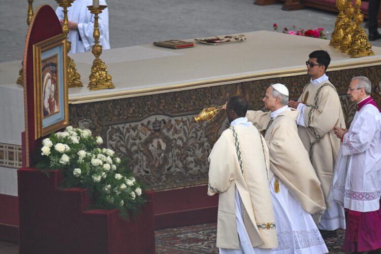 León XIV recibe conmovido el palio y el Anillo del Pescador, símbolos del poder pontificio