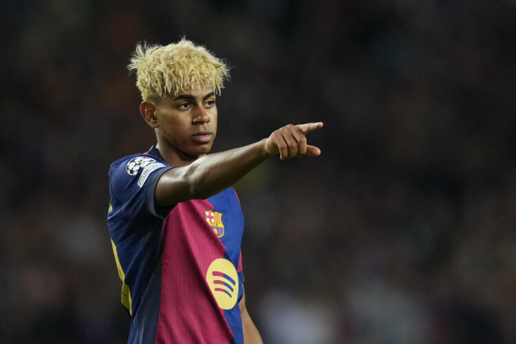 El delantero del FC Barcelona, Lamine Yamal, durante el encuentro correspondiente a la ida de las semifinales de la Liga de Campeones que disputaron FC Barcelona e Inter en el estadio Olímpico Lluis Company, en Barcelona. EFE / Alejandro García.