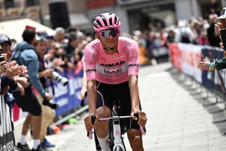 El ciclista mexicano Isaac del Toro, líder del GIro de Italia. EFE/EPA/LUCA ZENNARO