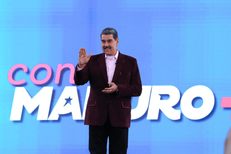 Fotografía cedida por Prensa del Palacio de Miraflores del presidente de Venezuela, Nicolás Maduro, en su programa semanal de televisión "Con Maduro +", en Caracas (Venezuela). EFE/ Prensa del Palacio de Miraflores