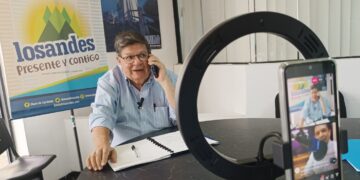 Diario de Los Andes reconoce la trayectoria y compromiso de la 102.5 FM en su 31º aniversario