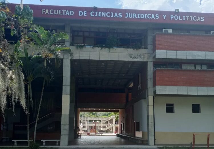 Siete hombres armados, identificados como «inteligencia policial», agredieron, amenazaron y robaron a estudiantes de Derecho la tarde del 30 de abril | Foto: Instagram Facijup