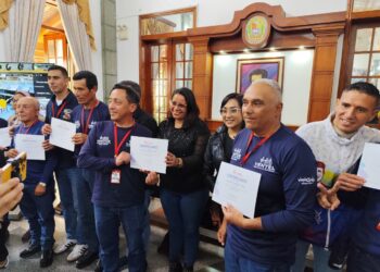 Trabajadores merideños reciben títulos de primaria y diplomados