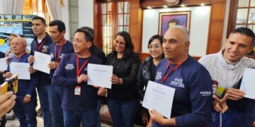 Trabajadores merideños reciben títulos de primaria y diplomados