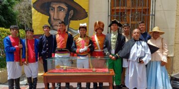 Con desfile y escenificación teatral celebraron los 212 años del «Paso de Bolívar» por  Mérida