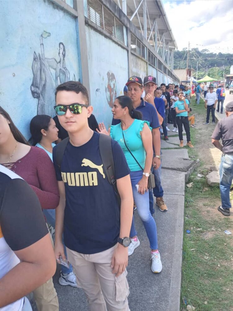 Hubo orden y moderación en las colas.