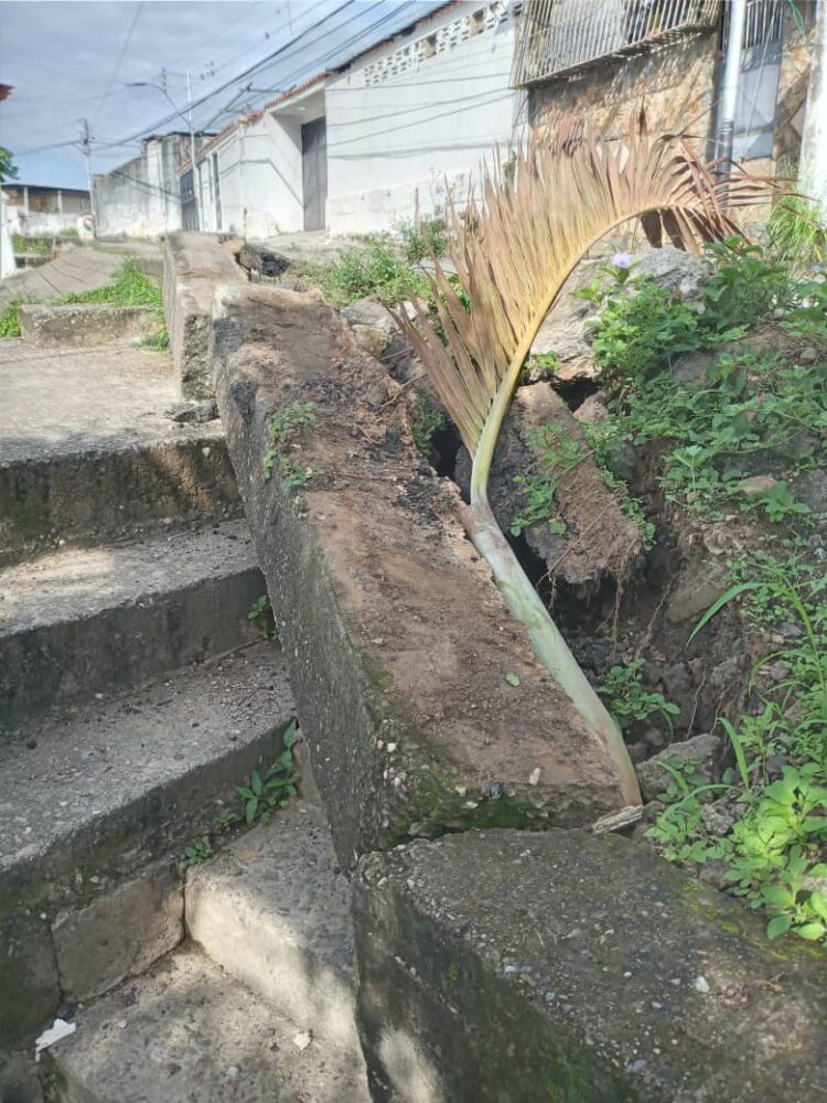 Las lluvias y botes permanentes de agua dañaron la viga de arrastre.