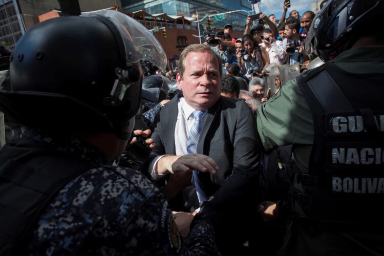 Fotografía de archivo, tomada el 7 de enero de 2020, del exdiputado opositor venezolano Juan Pablo Guanipa (c), al forcejear con efectivos de la Guardia Nacional Bolivariana (GNB), en Caracas (Venezuela). EFE/Rayner Peña