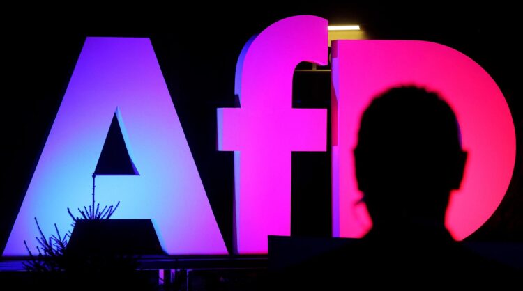 Imagen del logotipo iluminado de AfD en un evento electoral de Alternativa para Alemania en Berlín. EFE/EPA/FILIP SINGER