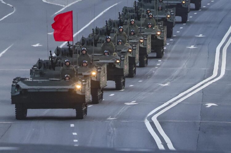 Vehículos militares rusos participan en un ensayo para el desfile militar anual previo a las celebraciones del Día de la Victoria, en el centro de Moscú, Rusia, 03 de mayo de 2025. Rusia se prepara para conmemorar el 80 aniversario de la rendición incondicional de la Alemania nazi en la Segunda Guerra Mundial (SGM). El desfile militar tendrá lugar en la Plaza Roja de Moscú el 09 de mayo. (Alemania, Rusia, Moscú) 
EFE/EPA/SERGEI ILNITSKY