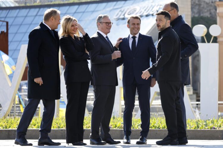 (De izq. a dcha.) El primer ministro polaco, Donald Tusk, la primera dama ucraniana, Olena Zelenska, el primer ministro británico, Keir Starmer, el presidente francés, Emmanuel Macron, el presidente ucraniano, Volodímir Zelenski, y el canciller alemán, Friedrich Merz, visitan la Plaza de la Independencia en Kiev, el 10 de mayo de 2025. EFE/EPA/LUDOVIC MARIN / POOL MAXPPP OUT