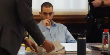 El atacante de Salman Rushdie es condenado a 25 años de cárcel por el intento de asesinato