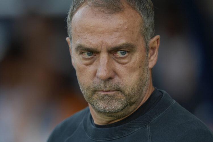 El entrenador del Barcelona Hansi Flick, durante el partido de la jornada 35 de LaLiga EA Sports contra el Real Madrid, en el Estadi Olímpic Lluís Companys.-EFE/ Enric Fontcuberta