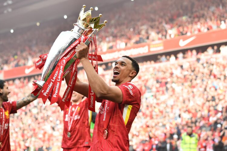 Trent Alexander-Arnold levanta el trofeo de la Premier League como jugador del Liverpool, el pasado 25 de mayo. EFE/EPA/PETER POWELL.