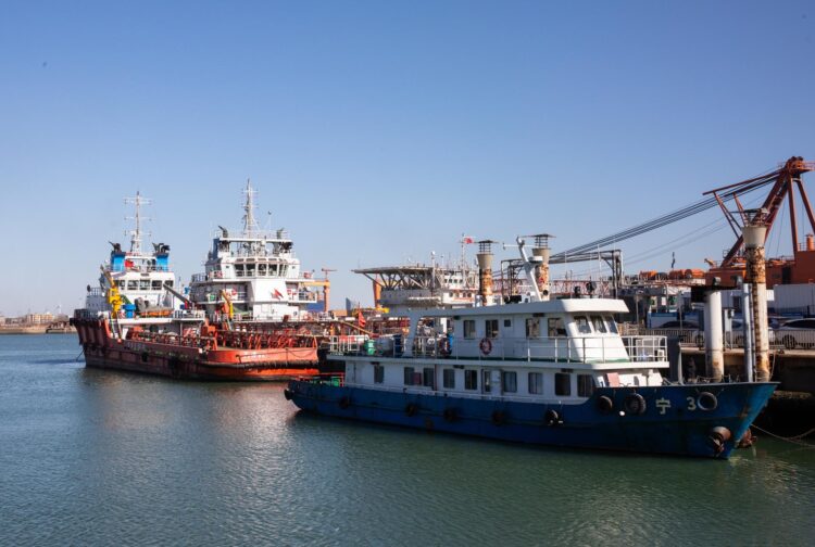 Barcos petroleros atracados en el puerto de Tianjin, China, el 5 de febrero de 2025, en una imagen de archivo. EFE/EPA/JESSICA LEE