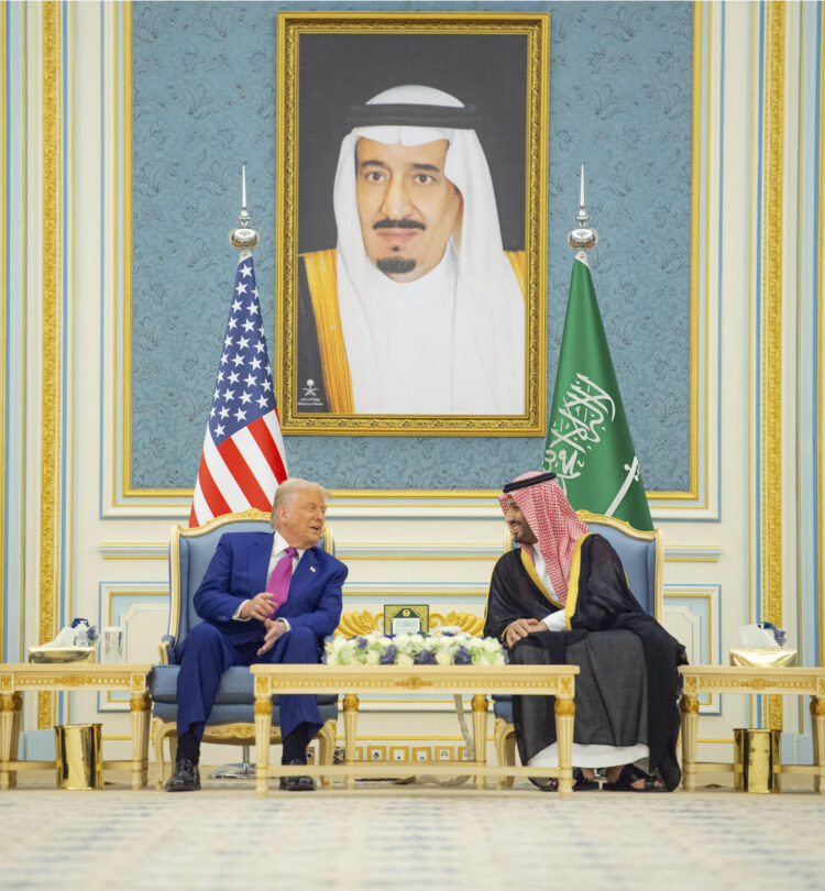 El presidente estadounidense, Donald Trump (i), es recibido por el príncipe heredero saudí, Mohammed bin Salman en la Corte Real del Palacio Al-Yamamah en Riad.Trump llegó este martes a Arabia Saudí, donde inicia una gira de cuatro días por los países del Golfo, país al que ha situado como un aliado estratégico para lograr sus objetivos en política exterior y atraer la inversión de los fondos soberanos del gigante petrolero, para lo que ha sido acompañado por una nutrida delegación de empresarios. EFE/  SPA//SOLO USO EDITORIAL/SOLO DISPONIBLE PARA ILUSTRAR LA NOTICIA QUE ACOMPAÑA (CRÉDITO OBLIGATORIO)