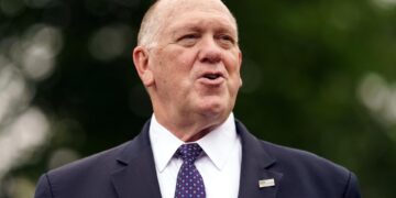 El ‘zar de la frontera’ de Trump advierte sobre aumento de operativos migratorios en EEUU