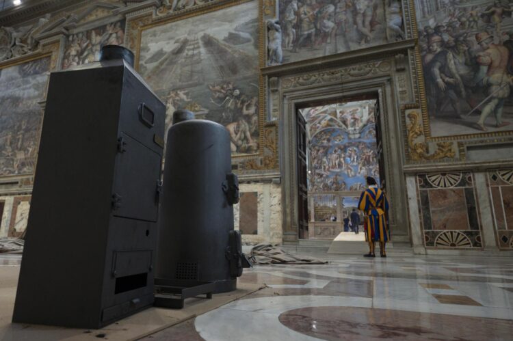 Foto distribuida por el Vaticano que muestra la instalación de las estufas dentro de la Capilla Sixtina antes del Cónclave. EFE/EPA/VATICAN MEDIA HANDOUT USO EDITORIAL EXCLUSIVO/ NO VENTAS