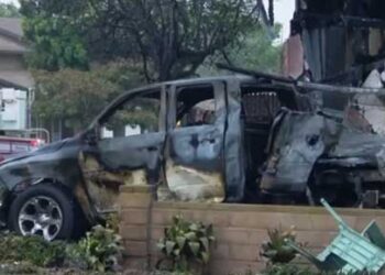 Varios muertos al estrellarse una avioneta en un barrio en el sur de California