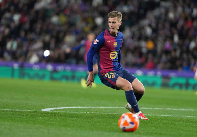 El centrocampista del Barcelona Dani Olmo, durante el partido de LaLiga de fútbol que Real Valladolid y FC Barcelona disputaron en el estadio José Zorrilla. EFE/R. García
