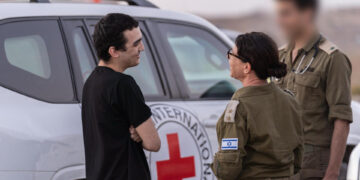 El rehén liberado por Hamás Edan Alexander habla por teléfono con Trump desde el hospital