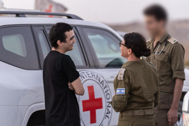 Fotografía tomada de la cuenta en X de la oficina del primer ministro de Israel @IsraeliPM de Edan Alexander (i) tras su liberación. El grupo islamista palestino Hamás liberó este lunes a Edan Alexander, el último rehén con doble nacionalidad israelí y estadounidense aún con vida, en lo que parece un gesto ante la visita del presidente estadounidense, Donald Trump, a Oriente Medio, que comenzará mañana. EFE/ @israelipm /SOLO USO EDITORIAL/ SOLO DISPONIBLE PARA ILUSTRAR LA NOTICIA QUE ACOMPAÑA (CRÉDITO OBLIGATORIO)