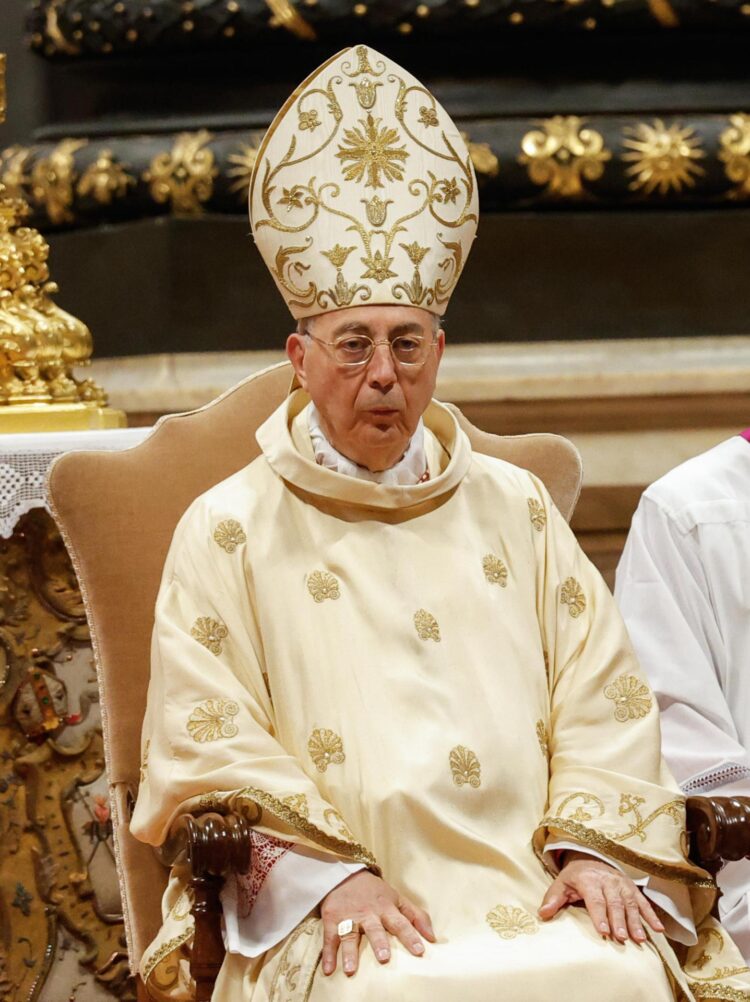 Ciudad del Vaticano, 8 may (EFE).- El Vaticano ha anunciado que el cónclave ha elegido un nuevo papa y su identidad será revelada en los próximos minutos por el cardenal protodiácono, el francés Dominique Mamberti, encargado de anunciar el 'Habemus papam'.
EFE/EPA/GIUSEPPE LAMI
