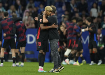 0-2. El Barcelona corona la Liga en el derbi