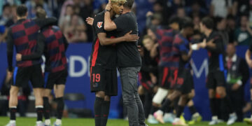 0-2. El Barcelona corona la Liga en el derbi